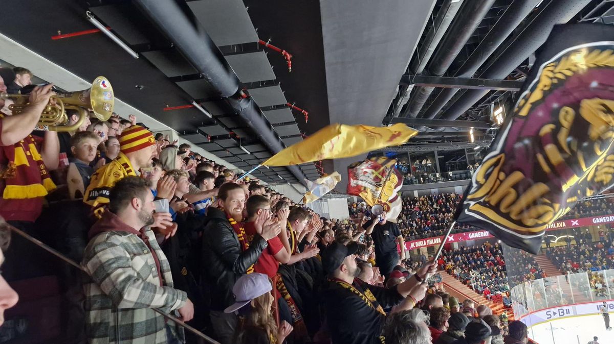 Vedoucí Slavia rozdrtila Porubu. Jihlava ve vyprodané aréně zdolala Vsetín